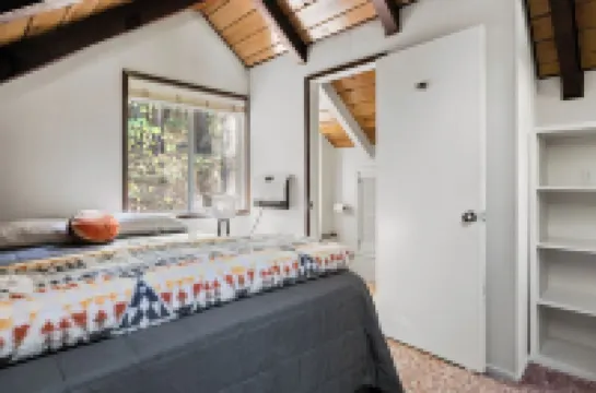 Owl's Nest - Walking Distance to Lake, Hot Tub, Pet Friendly w/ New AC