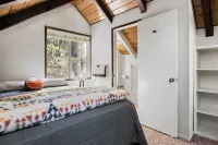 Owl's Nest - Walking Distance to Lake, Hot Tub, Pet Friendly w/ New AC