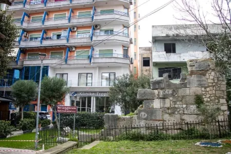 BB The Garden Отели рядом с достопримечательностью «Venetian Tower of Durrës»