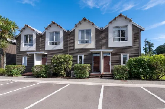 Relax At The Bach - Resort Style Living Hotels in 