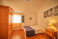 Villa Irene: large rural house for large groups (16 people) Hotels near Sierra de Aracena