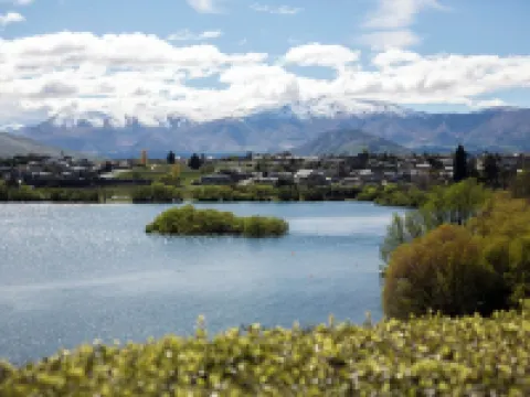 Sunny 2 bedroom home with magnificent lake views. Hotels in Kawarau Falls