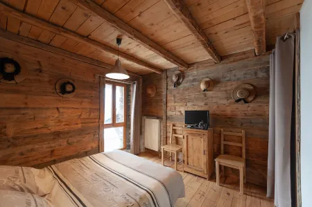 Authentic home, combining the warmth of wood and mountain stone.