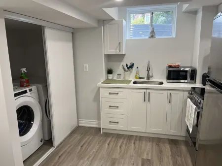 Luxury NEW in-law Suite with separate entrance (Sleeps 3)