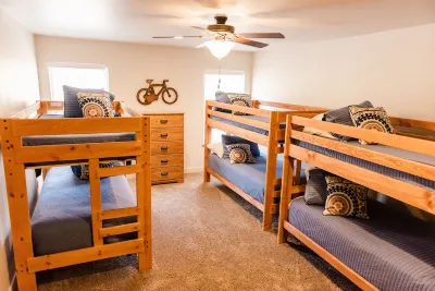 Upscale Rustic Condo with Private Hot Tub, Fiber internet and 2 car Garage Các khách sạn gần Utah State University Moab