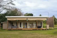 Cosy villa set away from the noisy main road. Close to private beach.