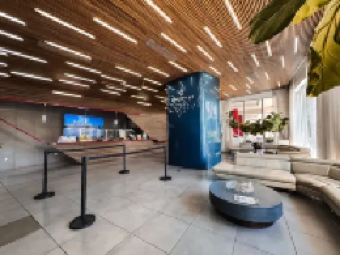 Close to Beach w/ Views. Pool & Gym. Pet Friendly