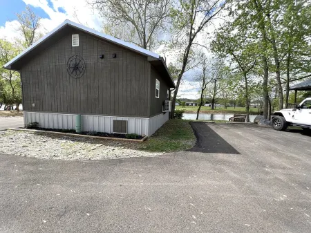 Gorgeous 2-bedroom cabin on the Watauga River!