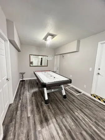 SERENE LAKEFRONT ESCAPE WITH PRIVATE BOAT RAMP AND LAKE & MOUNTAIN VIEWS Отели рядом с достопримечательностью «Скилет Хандл трейлхед»