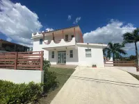 Relaxing Spacious Penthouse. Pool & deck w/panoramic view, 5 minutes to town!