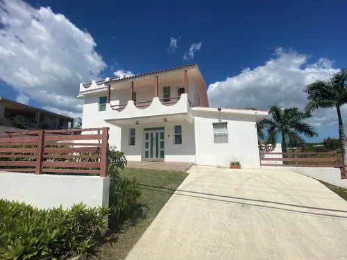 Relaxing Spacious Penthouse. Pool & deck w/panoramic view, 5 minutes to town!