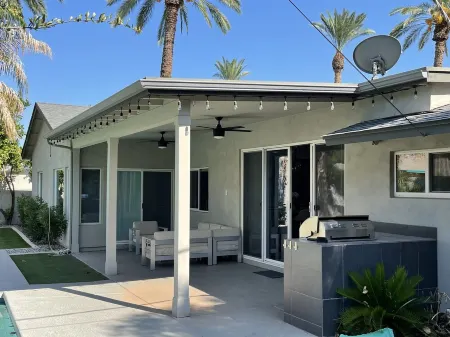 Luxurious modern 4-bedroom home w/ pool & hot tub Отели рядом с достопримечательностью «Ботанический сад города Финикс»