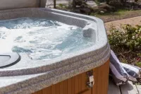 Large 3 bedroom ski in retreat with hot tub