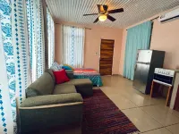 Cute studio, GREAT location, beautiful pool, close to beach! AC+