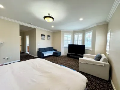 Convenient Located Warming Large 4 Bedroom 3 Bath Home Near DTLA over 2,100 SF Hotels near 2705 Durfee Ave