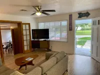 2/1 Coastal Town Oasis ~ Minutes to the Beach