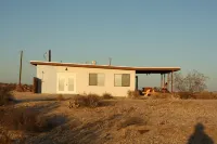 Huge Views in North Joshua Tree w/ Outdoor Bathtub & Shower