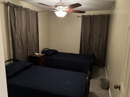 Nice neighborhood, close to downtown area, lakes, and parks. Отели в г. Понтиак