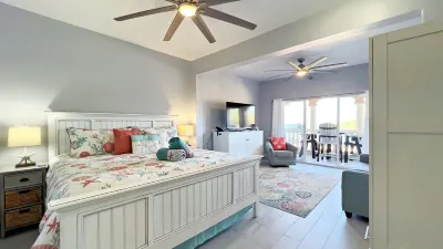 Livin' the Dream Studio @ Grande Bay, waterfront Studio in Cruz Bay! 住宿飯店