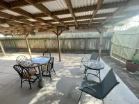 Cozy 2 Bedroom Home near the Coast 鄰近Oso Bridge Plaza的酒店