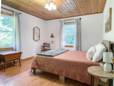 Creekside cottage central to the best of WNC Отели рядом с достопримечательностью «Santa's Land Fun Park & Zoo»