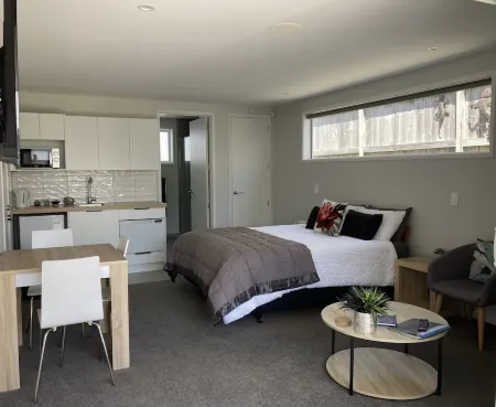 Executive Studio Retreat – 400m to the Beach