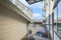 2 Bedroom Apartment Close to Downtown & Baylor Hospital