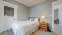 Spread out - Renovated 5BR+Loft, Sleeps 12+ Hotels near SciTech Hands On Museum