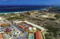 2BR/2BA Only a 5-minute walk from Eagle Beach!