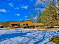 Village Creek Lodge w/ Hot Tub, Pool, & Fishing Pond