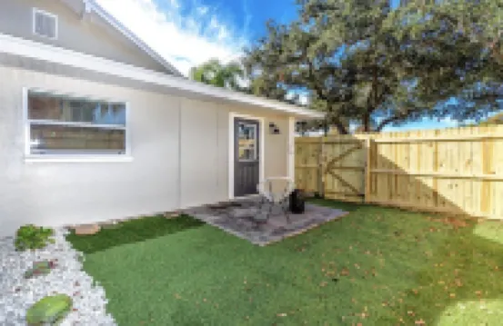 Modern/8min by car to beach/queen bed/Free parking