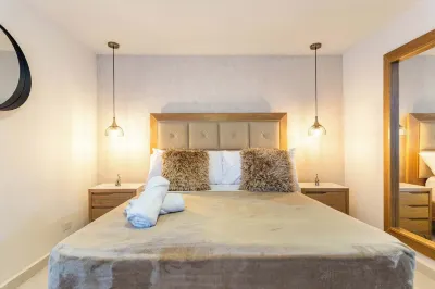 Triple Apts: 9BR, 6BA by Medellín, Dining, Nightlife, Fast Wifi & Self Check-in Hotels near Mall Vegas Plaza