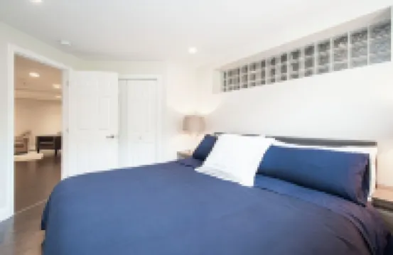 Elegant and Roomy Forest Getaway 北溫哥華住宿飯店