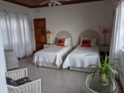 Sapphire Reef Villa, Ocean Front on a Protected Reef, Pool, Staffed, Private