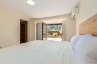 Private,romantic and charming mid-century cottage with panoramic views