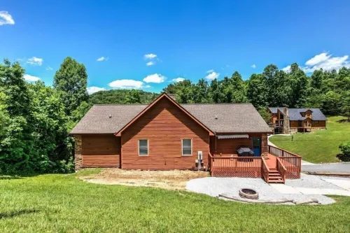 Beautiful cedar home 5 bed 3 bath w/ whirlpool tub 2 mile from Twin cove marina