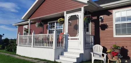 Blooming Beach Suite Retreat. 5 minutes to the beach, close to PEI National Park