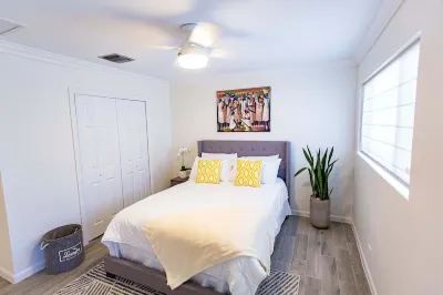 Modern Condo a few steps from sandy beach and resorts Hotels in 