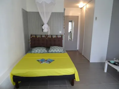 Hibiscus Studio Pool and Sea