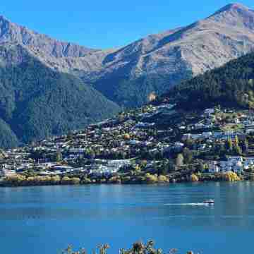 KELVIN HEIGHTS, QUEENSTOWN - lake views, sunny Others