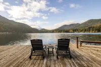 Enjoy breathtaking views, no stairs, a big dock, fire pits and fast wifi!