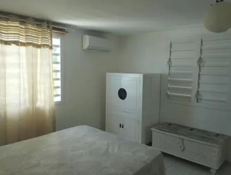 Bas de Villa vue mer Proche Grand Bourg