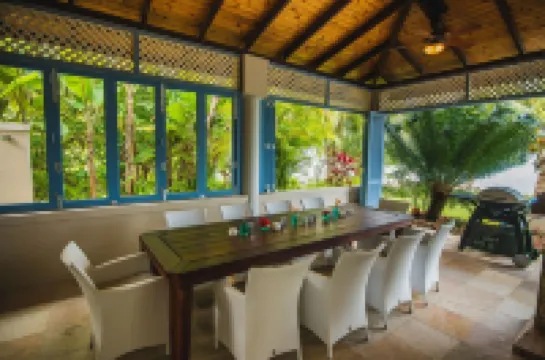 Luxury private villa on Eden Island 羅切凱曼酒店