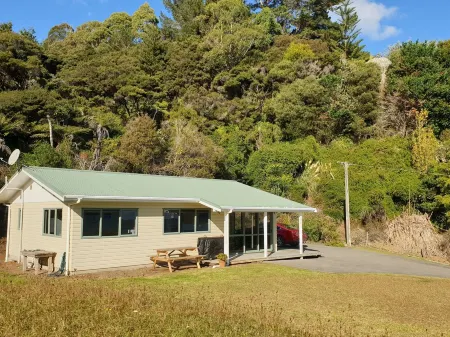 Bush backdrop, privacy and Bay views Отели в г. Уангарей Хедс