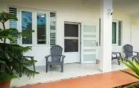 Family House w. Pool, Parking & Basketball Court! In Rainforest!10 min to beach