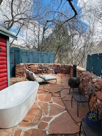 Eclectic Cottage on the Creek!