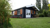 Spend the night on the water in Tiny House / Trekkershut Comfort / Mini Bungalow Hotel a Leimuiden