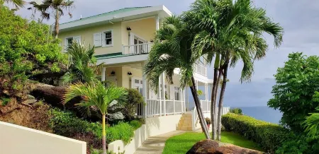 SPECTACULAR OCEAN FRONT VILLA Отели рядом с достопримечательностью «Парк Магенс Бэй»