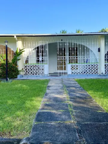 Cozy condo - stone throw away from the beach !