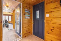 Kanata House - Charming Lakeside Cottage